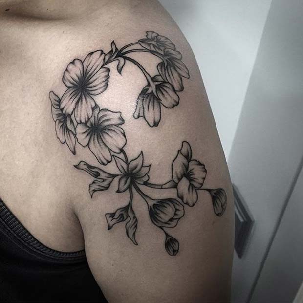 Tatouage floral d'épaule d'encre noire pour des idées de tatouage de fleur pour des femmes