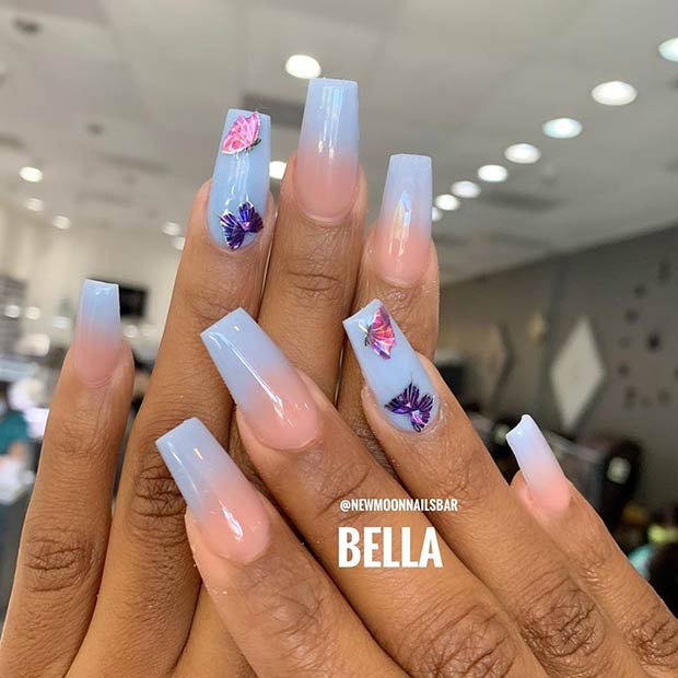 Ongles ombrés bleu pastel avec des papillons