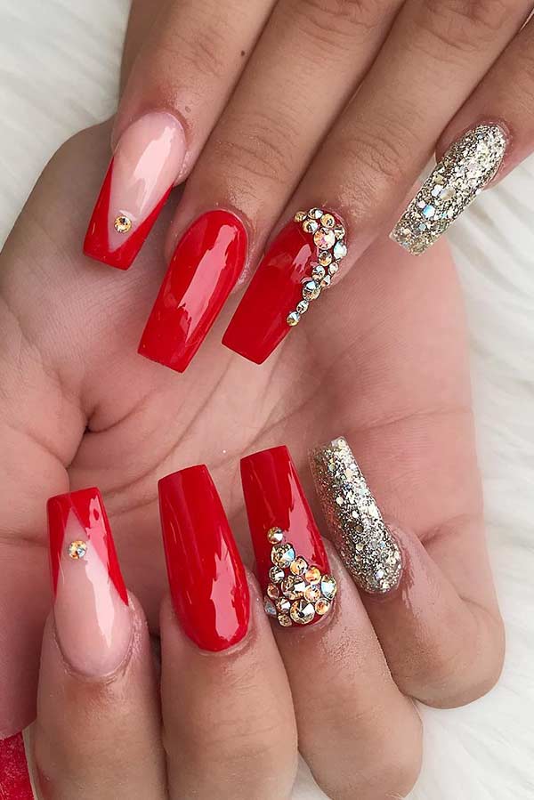 Ongles rouges avec paillettes et strass