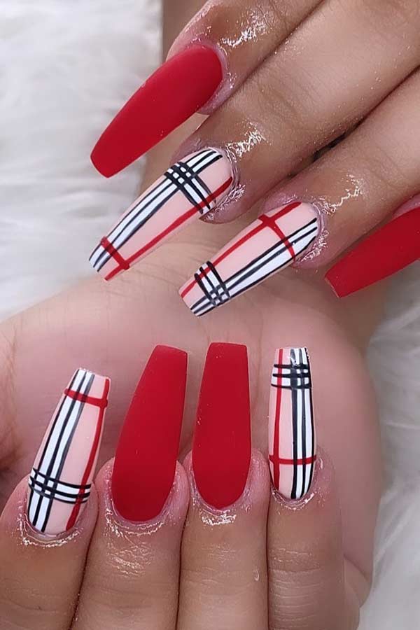 Ongles Rouge Mat et Plaid