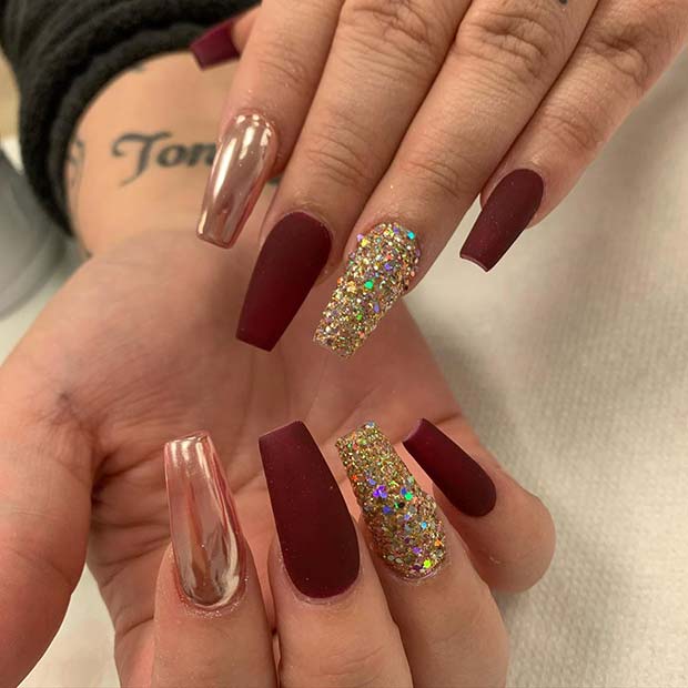 Σκούρο κόκκινο, χρώμιο και Glitter Nails