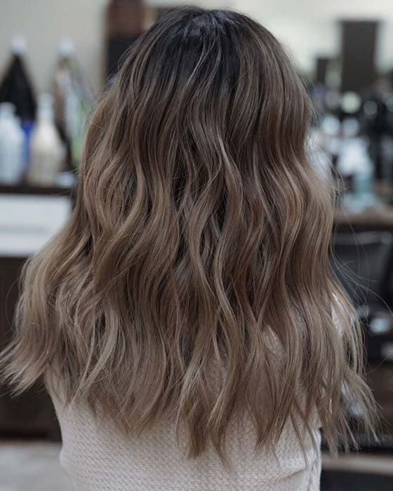 Cheveux Ondulés Brun Cendré