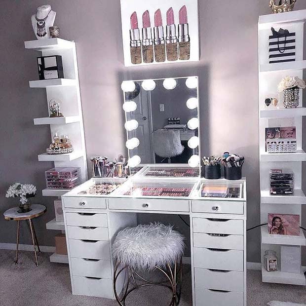 Grande table de vanité et organisateurs de maquillage