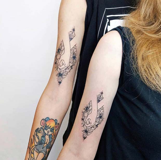 Σχέδιο τατουάζ κρατώντας τα χέρια