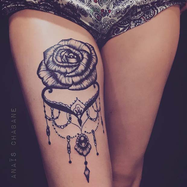 Tatouage de cuisse de rose ornemental