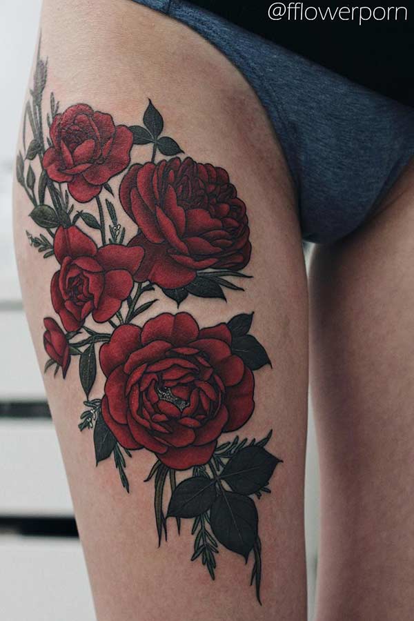 Tatouage de cuisse de grosses roses rouges