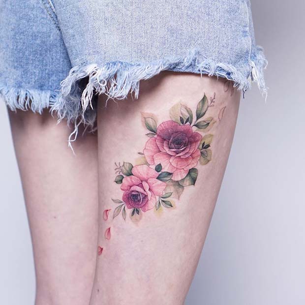 Tattoo Rose à l'arrière de la cuisse