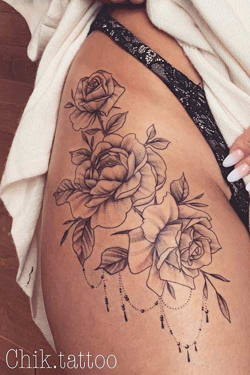 Idée de tatouage de roses et de charmes