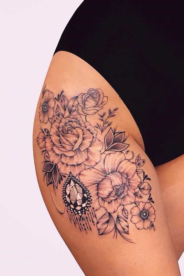 Tatouage de cuisse de roses et de fleurs