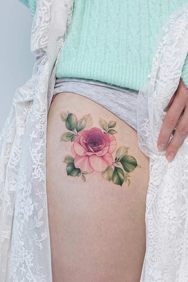 Idée de tatouage de cuisse de rose rouge