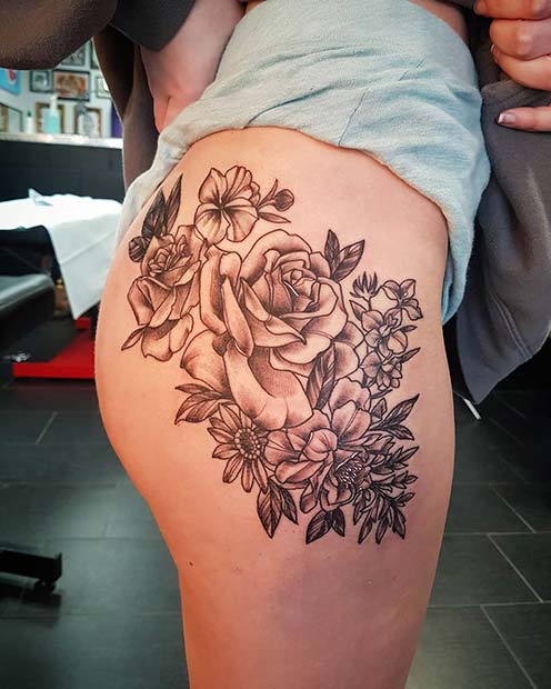 Fleurs et un tatouage de cuisse de papillon