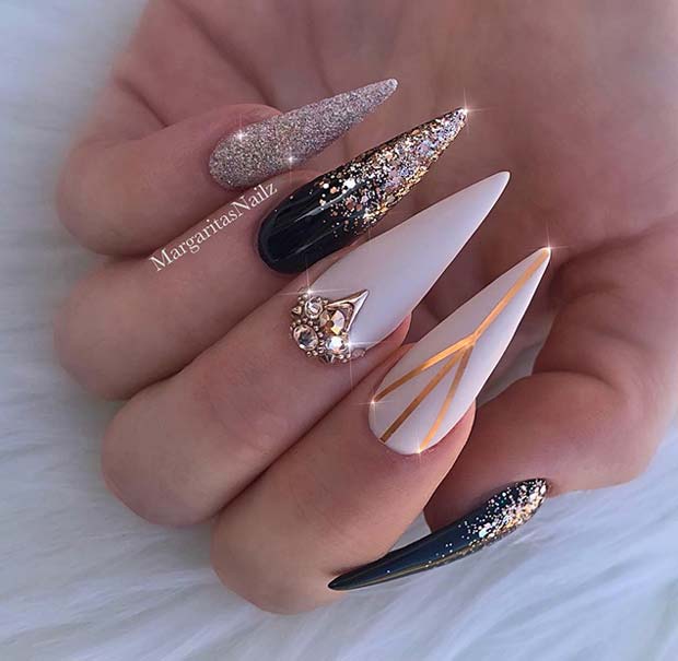 Ongles Stiletto blancs, dorés et noirs