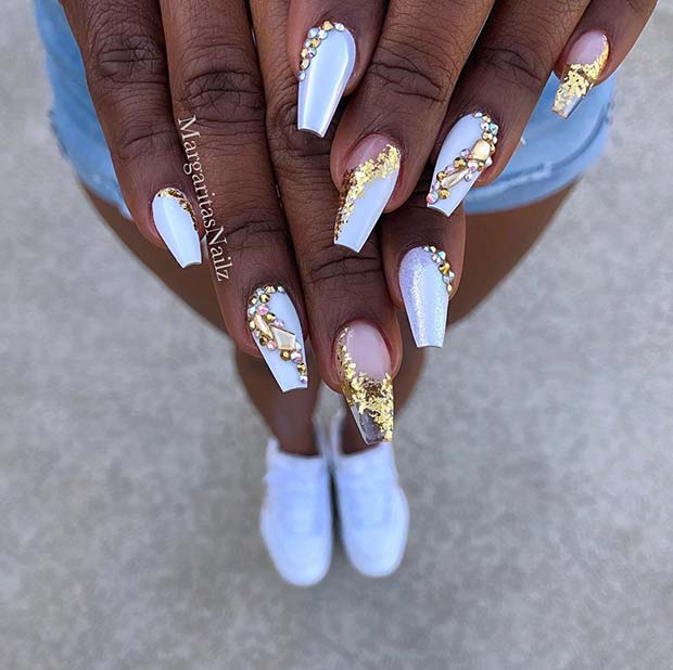 Ongles blancs avec strass dorés