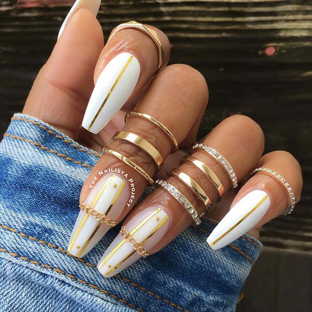 Ongles blancs à la mode avec des chaînes en or