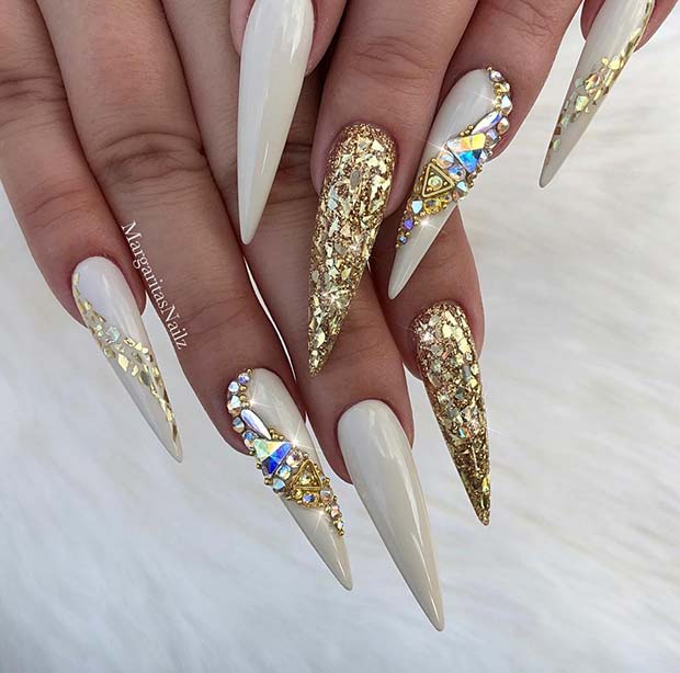 Ongles Stiletto Longs Blancs avec Art Or