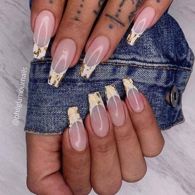 Ongles nude avec pointes blanches et dorées