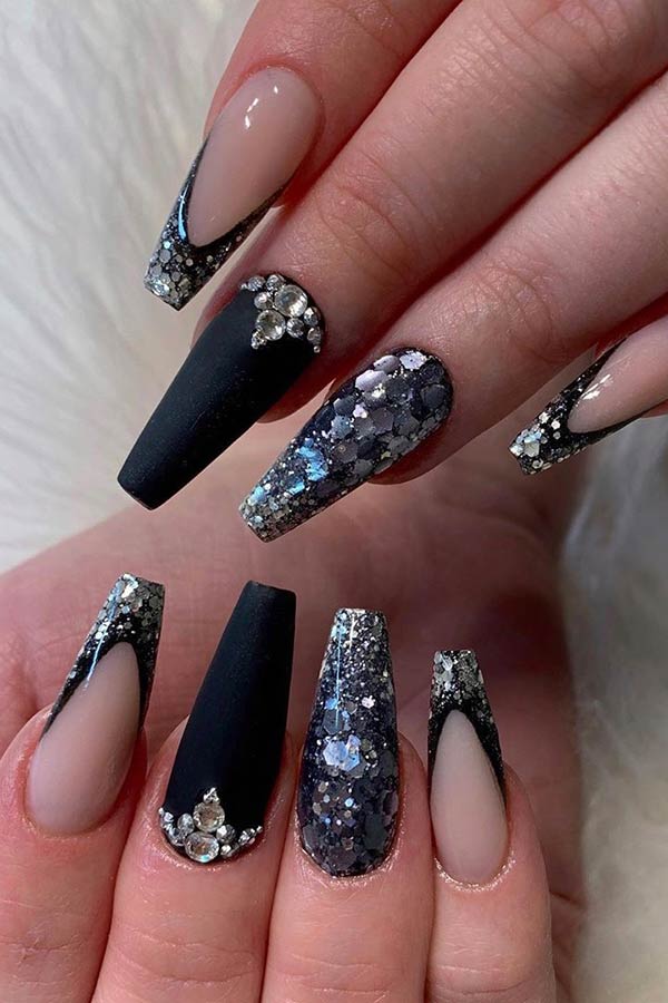 Ongles noirs avec des paillettes d'argent