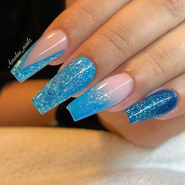 Conception d'ongles bleu scintillant