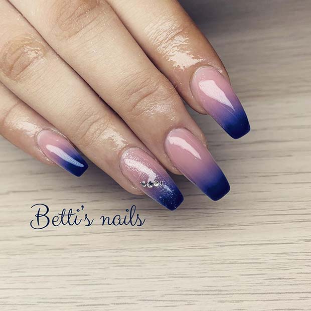 Idée d'ongle ombré bleu foncé et nude