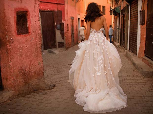 Robe de mariée élégante avec appliques florales