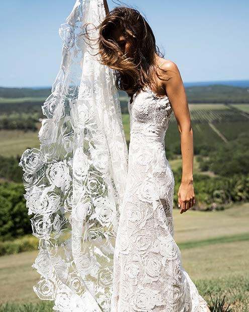 Robe de mariée simple à broderie rose