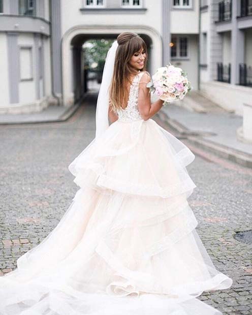 Belle robe de mariée avec jupe à volants