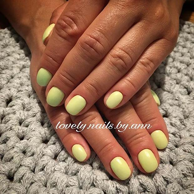 Ongles courts jaune pastel pour l'idée d'ongles d'été