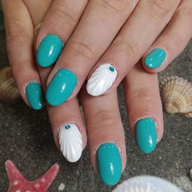 Ongles turquoise avec ongle d'accent de coquille pour l'idée d'ongles d'été