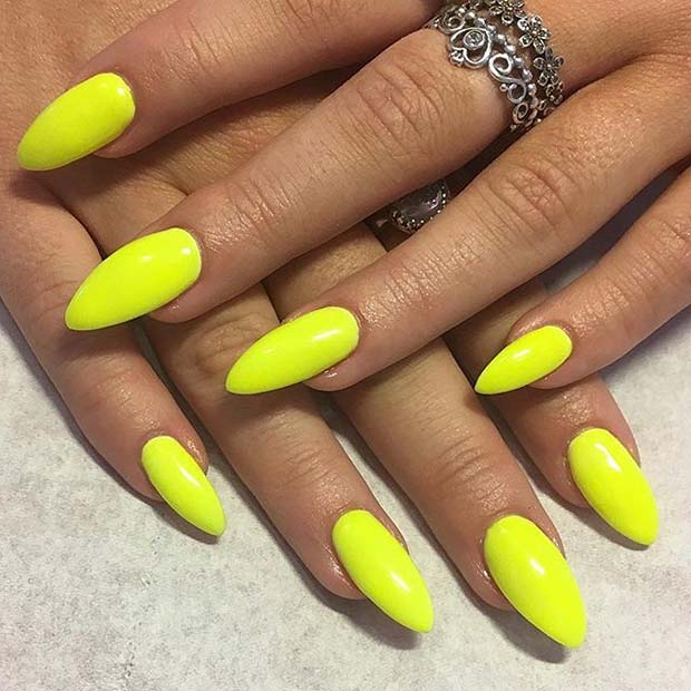 Conception d'ongles jaune vif en forme d'amande pour des idées d'ongles d'été