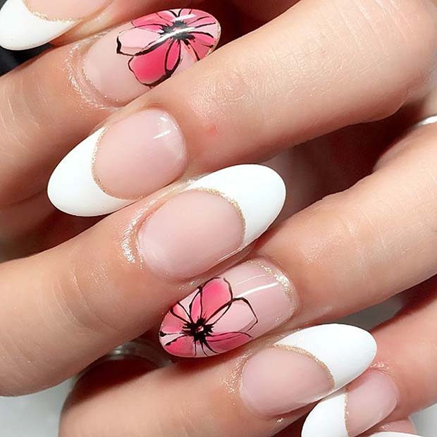 Manucure française avec ongle d'accent floral pour l'idée d'ongles d'été