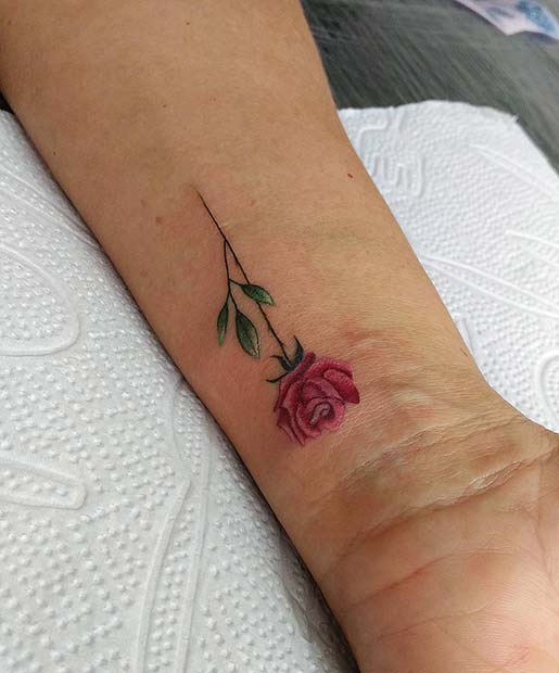 Όμορφο τατουάζ ροζ τριαντάφυλλο