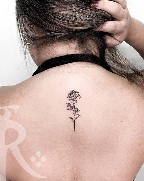 Πανέμορφο τατουάζ πίσω τριαντάφυλλο