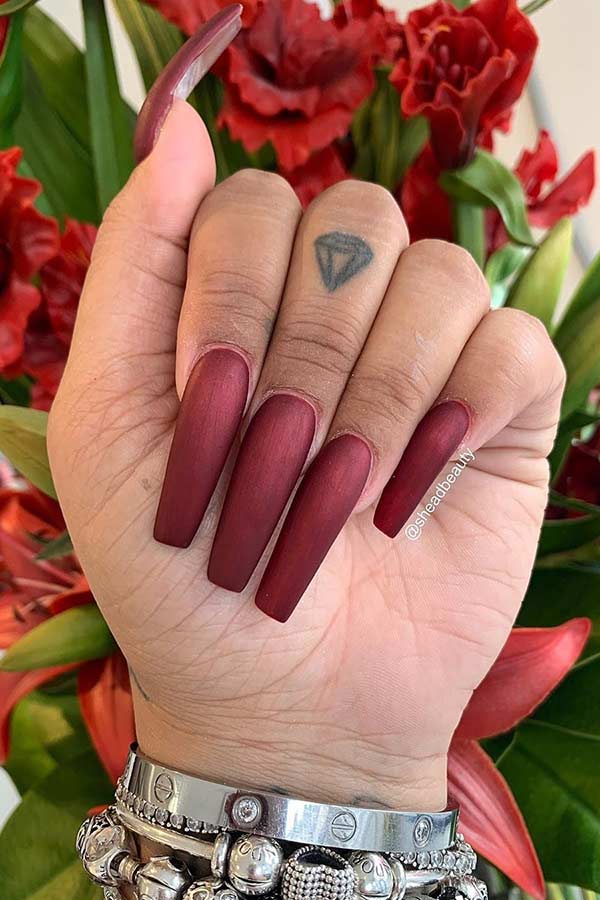 Ongles de cercueil bordeaux mats