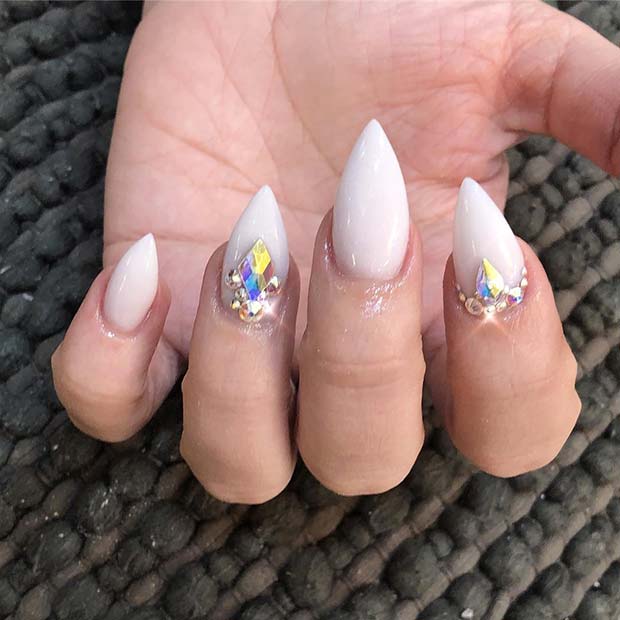 Ongles blancs courts avec strass