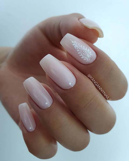 Ongles légers avec un ongle d'accent blanc glam