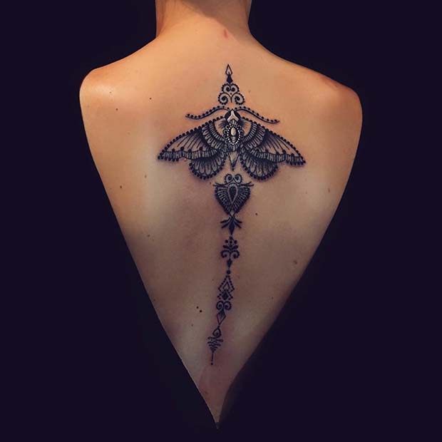 Κομψό τατουάζ πλάτης με σχέδιο σκώρου