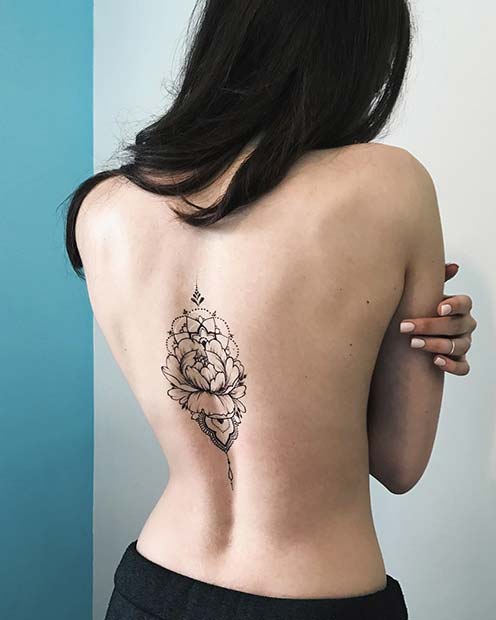 Idée de tatouage de dos de pivoine de mandala