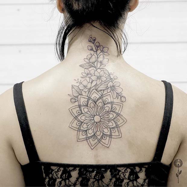 Beau tatouage mandala et floral noir