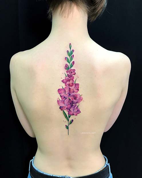 Tatouage dans le dos assez floral (glaïeul)