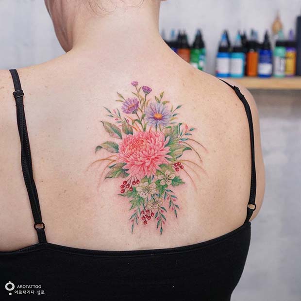 Joli tatouage floral dans le dos