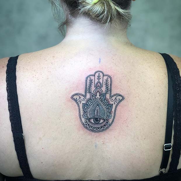 Conception de tatouage à la main Hamsa pour le dos