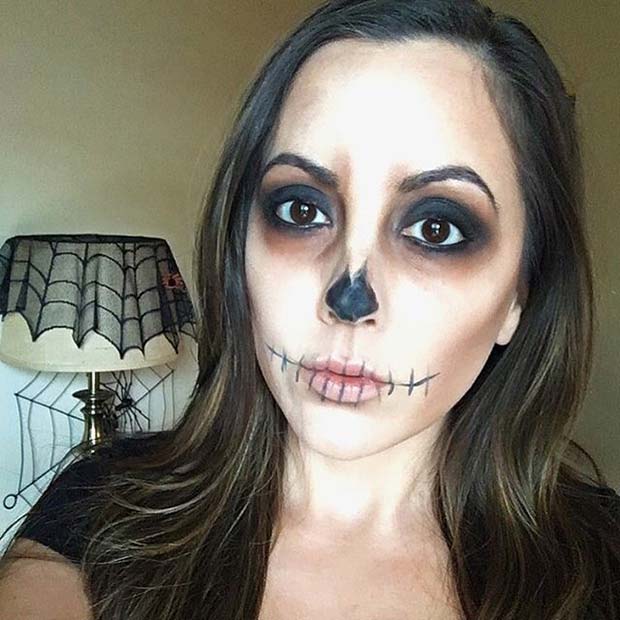Maquillage de crâne effrayant pour des idées de maquillage d'Halloween faciles