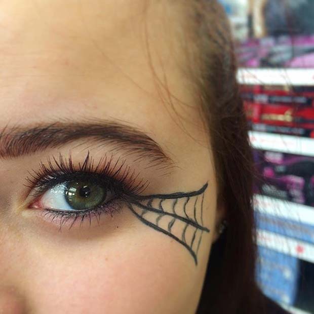 Eyeliner toile d'araignée pour des idées de maquillage d'Halloween faciles