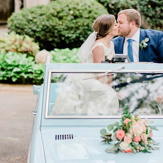 Idée photo de mariage dans une voiture ancienne