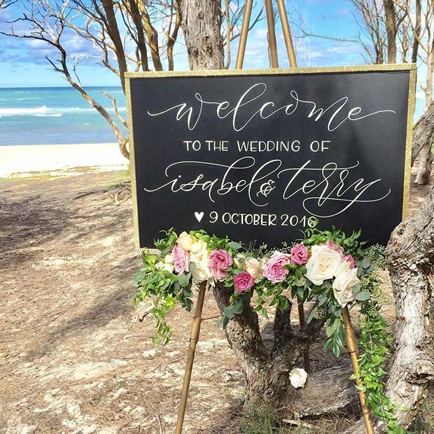 Idée de signe de mariage en plein air avec des fleurs fraîches