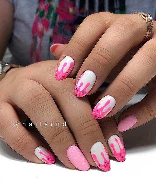 Χαριτωμένα, ροζ και λευκά νύχια στάγδην