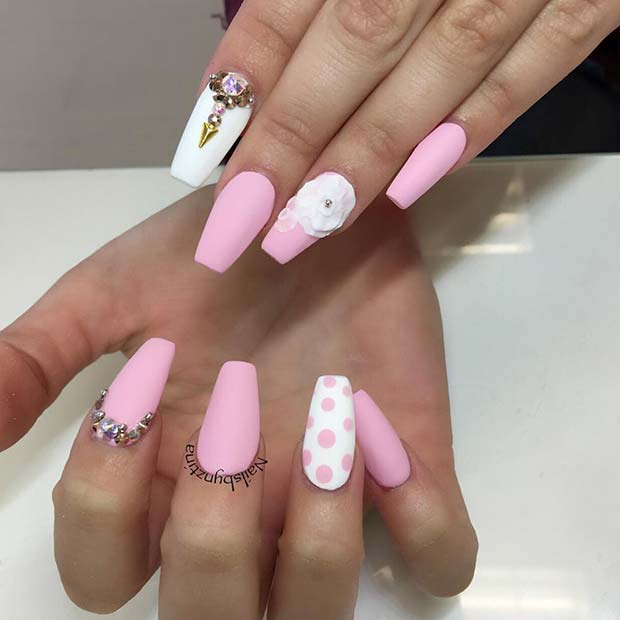 Ongles roses et blancs mats