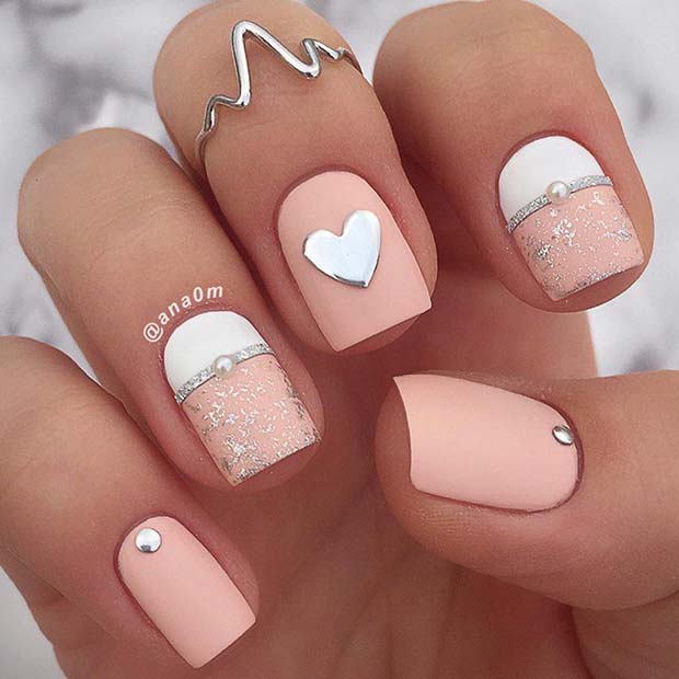 Ongles coeur rose clair et blanc