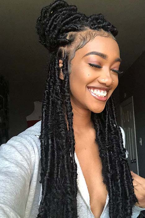 Chignon Faux Locs mi-haut, mi-bas