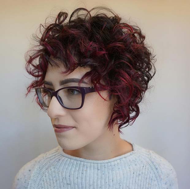 Cheveux courts et bouclés avec des reflets rouges